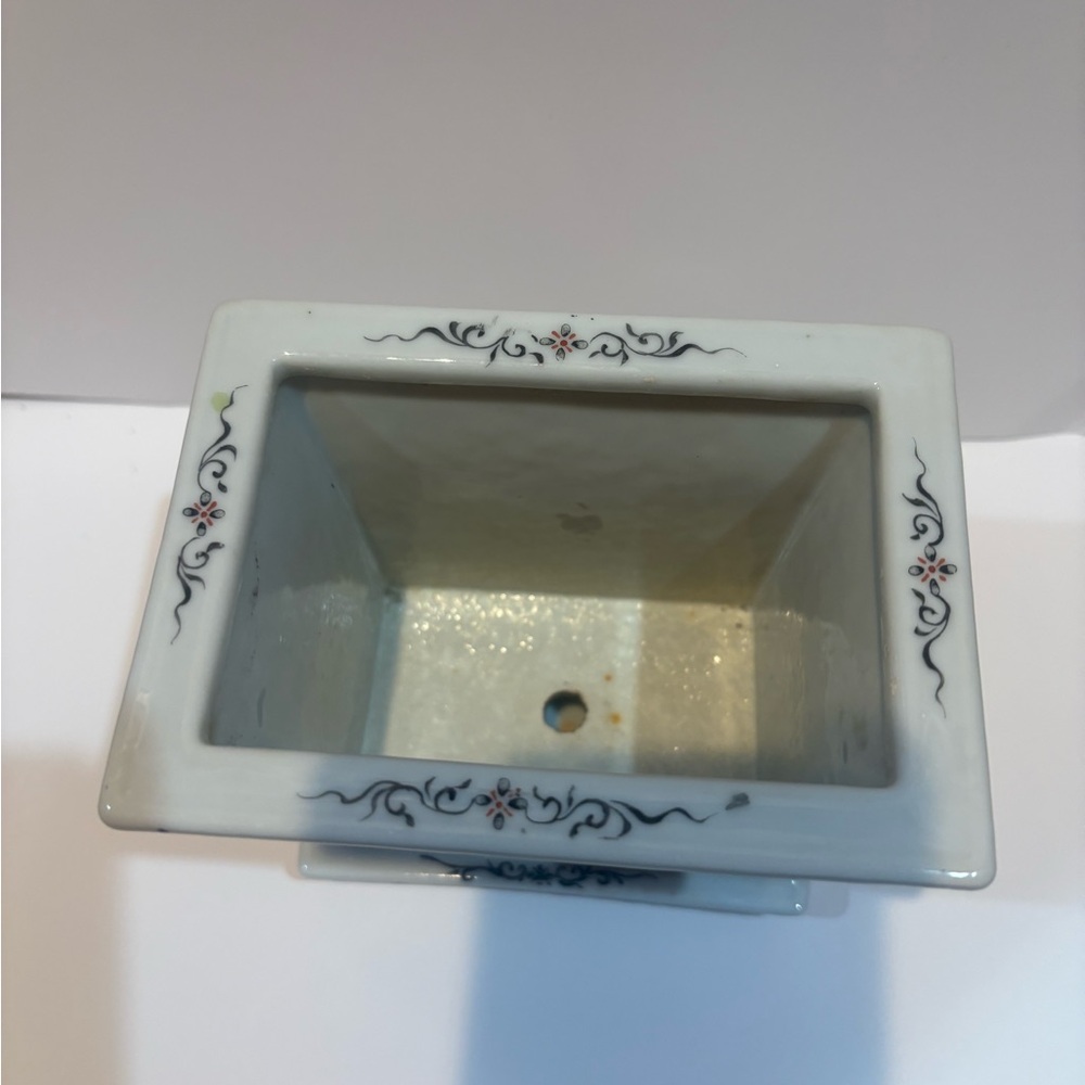 Chinese Porcelain Planter or Jardinière with Traditional Art - Picture 3 of 9